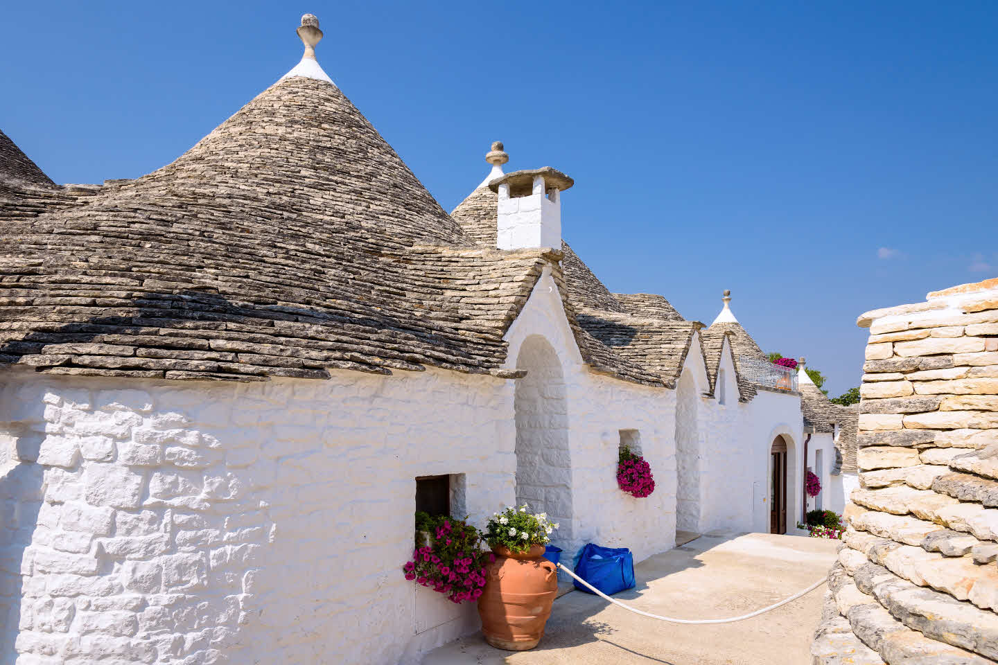 architecture-of-alberobello-town-PZ99ZSF